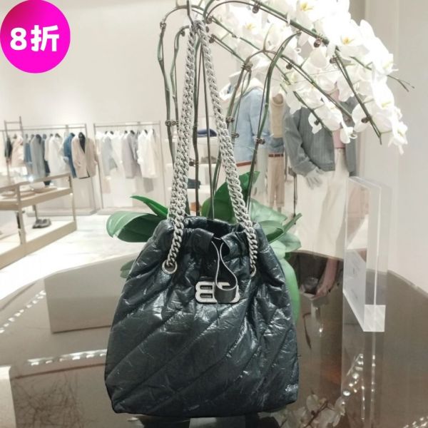 Balenciaga 742942 Crush 小款絎縫束口購物包    黑色/銀鍊 Balenciaga, Crush 絎縫包, Balenciaga 購物包, 小牛皮包, 絎縫設計, 銀鍊肩背包, 精品平行輸入, 100% 真品, 專櫃真品保證, 精品折扣, 優惠精品價格, 限時優惠, 快速配送, 台灣精品代購