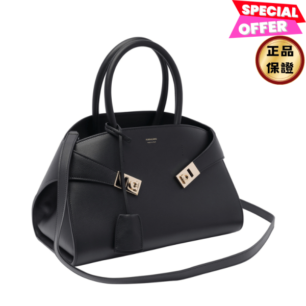 Salvatore Ferragamo 766758 小款 粒紋小牛皮 Hug 包    黑色 FERRAGAMO HUG 小款手提包、復古風格手提包
、FERRAGAMO Gancini 搭扣包、小牛皮手提包、可調式肩帶包
經典設計手提包、奢華粒面小牛皮包