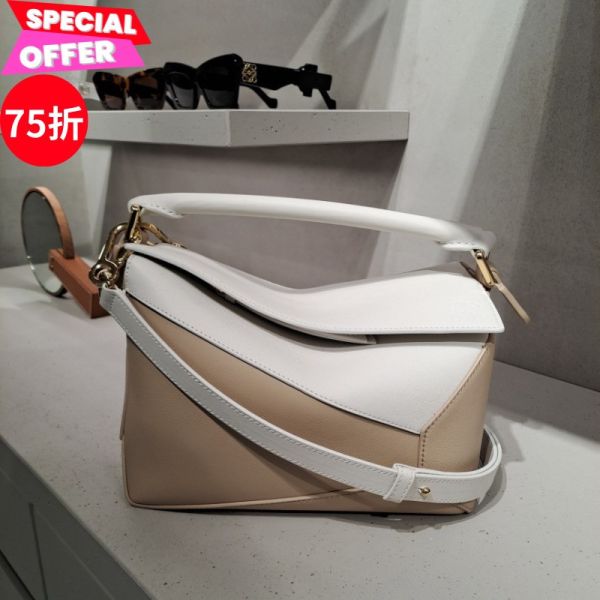 Loewe 經典小牛皮小款 Puzzle 包    紙藝棕/棉花白 Loewe Puzzle包, 小牛皮肩背包, 小號斜挎包, 經典手提包, 奢華日常包, 多功能名牌包, Anagram壓花包款。