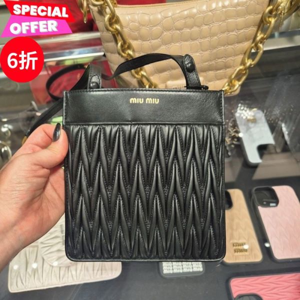 Miu Miu DNP062 小羊皮 Matelassé 迷你肩背包  黑色 Miu Miu、Miu Miu 迷你包、Matelassé 包款、小羊皮肩背包、義大利精品、精品真品保證、精品包推薦、2025新款、平行輸入精品