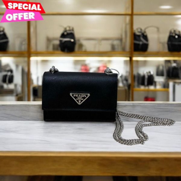 Prada 1MR017 Saffiano 皮革鏈帶肩背式卡片夾  黑色 Prada卡片夾,Prada迷你肩背包,Prada鍊條小包,精品卡夾推薦,Saffiano皮革卡包,Prada真品平輸,義大利精品小皮件,100%真品保證,限時精品優惠,Prada小包女款