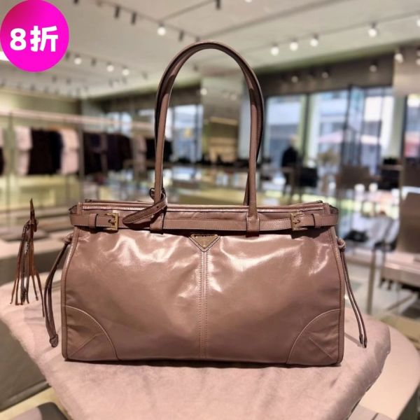 Prada 1BA433 Soft Lux 大款亮澤皮革繫帶 Bonnie包    奶茶色/付長肩帶 Prada, Bonnie Bag, Prada 大號手提包, 皮革肩背包, 幾何設計, 通勤手袋, 精品平行輸入, 100% 真品, 專櫃真品保證, 精品折扣, 優惠精品價格, 限時優惠, 快速配送, 台灣精品代購