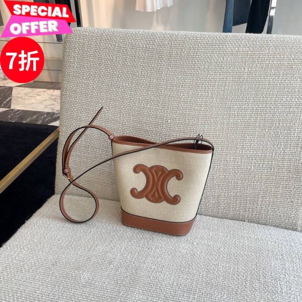 Celine 113782 小款 織物及牛皮革 Cuir 凱旋門水桶包  原色/黃褐色 Celine、Cuir triomphe、Celine包包價格、Celine包專櫃、Celine包款評價、Celine包包尺寸、Celine專櫃位置、Celine真品鑑定、水桶包、織物包、牛皮包、精品包款、精品包推薦、小型包款推薦、實用包款推薦、精品包評價、精品包價格、平行輸入、精品平行輸入、100%真品、專櫃真品保證、精品折扣、優惠精品價格、限時優惠、快速配送、台灣精品代購、精品包包哪裡買、精品