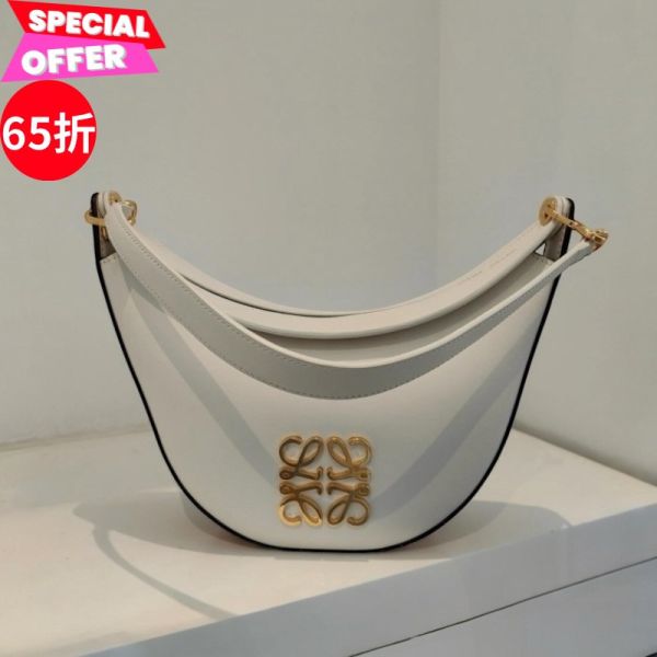 Loewe 緞面小牛皮 Luna 彎月包  白色/核桃色 Loewe、Luna彎月包、緞面皮革、撞色包款、白色包包、精品包款、平行輸入、精品平行輸入、100%真品、專櫃真品保證、精品折扣、優惠精品價格、限時優惠、快速配送、台灣精品代購