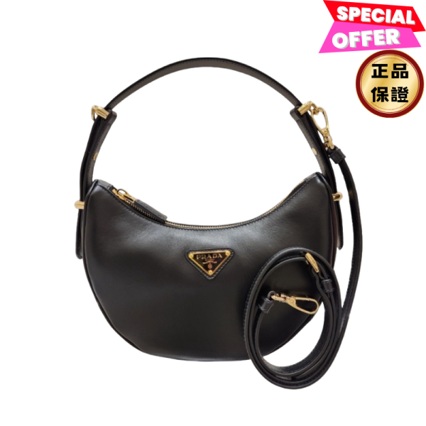 Prada 1BC194 Arque 皮革彎月包  付長肩帶 黑色 Prada Arque彎月包, Prada迷你肩背包, Prada皮革彎月包, Prada經典搪瓷徽標, Prada黑色時尚包