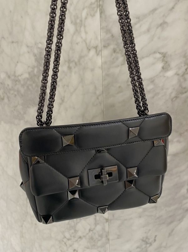 Valentino Roman Stud 中款納帕羊皮羅馬鉚釘包 全黑色 