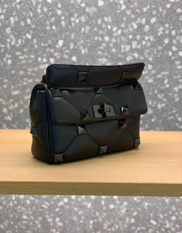 Valentino Roman Stud 中款納帕羊皮羅馬鉚釘包 全黑色 
