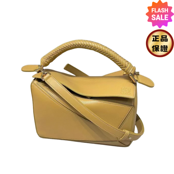 Loewe 平滑小牛皮迷你 Puzzle 包 編織提把/撒哈拉沙漠色 Loewe、Puzzle、Loewe包包價格、Loewe包專櫃、Loewe包款評價、Loewe包包尺寸、Loewe專櫃位置、Loewe真品鑑定、小牛皮包、幾何包、輕量包、精品包款、精品包推薦、小型包款推薦、實用包款推薦、精品包評價、精品包價格、平行輸入、精品平行輸入、100%真品、專櫃真品保證、精品折扣、優惠精品價格、限時優惠、快速配送、台灣精品代購、精品包包哪裡買、精品包專櫃價格