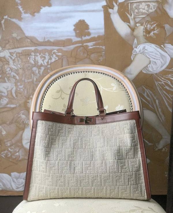 Fendi 8BH374 Peekaboo 立體緹花 FF X-Tote 包  灰色/棕色 Fendi、Peekaboo、托特包、緹花包、FF圖案、精品包款、平行輸入、精品平行輸入、100%真品、專櫃真品保證、精品折扣、優惠精品價格、限時優惠、快速配送、台灣精品代購