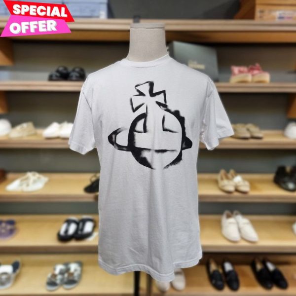 Vivienne Westwood 男款 Stencil Orb 經典噴漆圖騰T恤  白色  M/L/XL/XXL Vivienne Westwood T恤,VW Orb圖騰上衣,Vivienne Westwood黑T,VW噴漆風格T恤,英倫風T-shirt推薦,精品街頭服飾,義大利製上衣,100%純棉,限時優惠真品,Vivienne Westwood男T女T