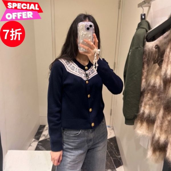 Celine 女款 Triomphe Fair Isle 針織羊毛開襟毛衣    海軍藍 S Celine、Triomphe、Fair Isle、羊毛開襟毛衣、淺藍色毛衣、圓領毛衣、義大利製精品服飾、提花圖案、家徽鈕扣、精品毛衣推薦、精品毛衣評價、精品毛衣價格、平行輸入、100%真品、專櫃真品保證、限時優惠、精品服飾哪裡買