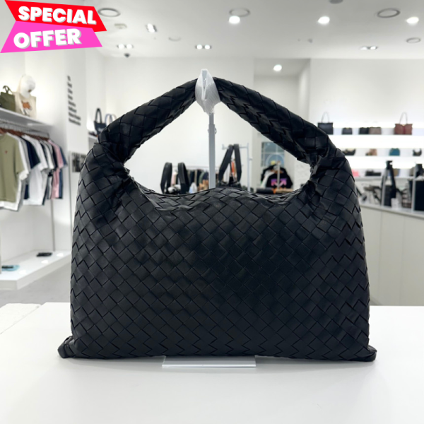 Bottega Veneta 796262 小款皮革 Hop 編織包  黑色﻿ Bottega Veneta Hop 編織包,Bottega 小款肩背包,Bottega Veneta 黑色編織包,Intrecciato 小牛皮包,精品單肩包推薦,義大利精品皮革包,平行輸入精品,100%真品,限時優惠推薦