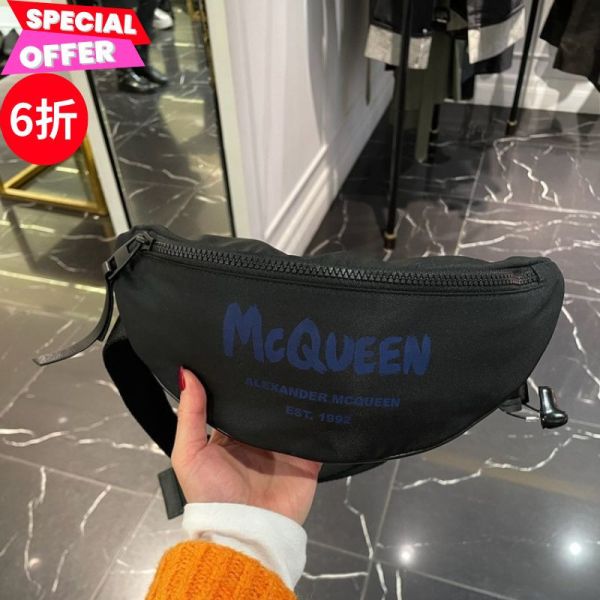Alexander McQueen 691680 Logo 科技纖維腰包/胸前包  黑色 Alexander McQueen, Alexander McQueen 腰包, 機能腰包, McQueen 斜背包, Logo Belt Bag, 男士腰包, 黑色機能包, Alexander McQueen 小包, 精品腰包推薦, 精品包款推薦, McQueen 包款, 精品包包評價, 精品包價格, 平行輸入, 精品平行輸入, 100% 真品, 專櫃真品保證, 精品折扣, 優惠精品價格, 限時