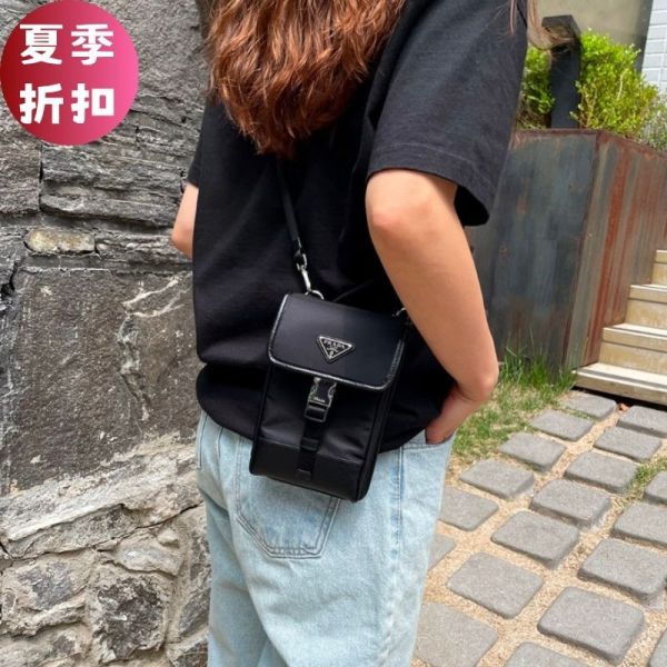 Prada 2ZH109 再生尼龍及Saffiano皮革肩背掛繩手機套/手機包  黑色 Prada手機包, 再生尼龍手機套, Saffiano皮革手機包, 黑色掛繩手機包, Prada環保設計, 搪瓷三角標手機包, Prada再生材質