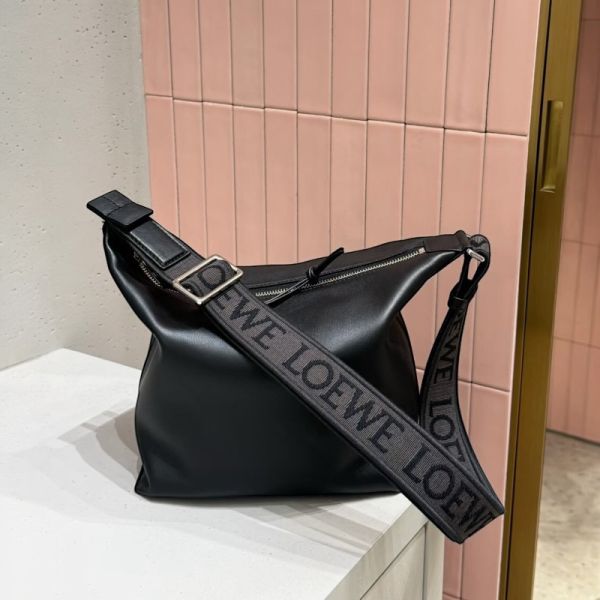 Loewe 小款 Cubi 柔軟光滑小牛皮緹花斜背包       黑色 Loewe Cubi包, 小牛皮斜背包, 緹花背帶包, 名牌大容量包, 柔軟舒適包款, 高端奢華包款, 通勤包推薦。