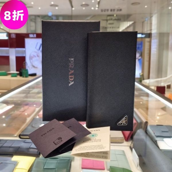 Prada 2MV836 Saffiano 倒三角標皮革對折長夾     黑色 Prada長夾, Saffiano皮革長夾, Prada對折長夾, Prada 13卡槽長夾, Prada搪瓷標誌長夾, Prada時尚錢包, 多功能Prada錢包