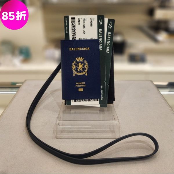 Balenciaga 787733 半霧面小牛皮護照造型手機袋  黑色 Balenciaga、護照包、7877332AA3R、Balenciaga 7877332AA3R、小牛皮包、黑色包包、手機包、斜背包、義大利製奢侈品包包、半霧面皮革、男士包包、精品包推薦、精品包評價、精品包價格、平行輸入、100%真品、專櫃真品保證、限時優惠、精品包包哪裡買