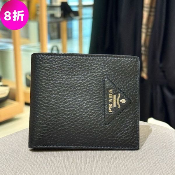 Prada 2MO513 男款經典立體徽標皮革對折短夾    黑色 Prada短夾, Prada經典雙折短夾, Prada男款短夾, Prada黑色錢包, Prada三角徽標短夾