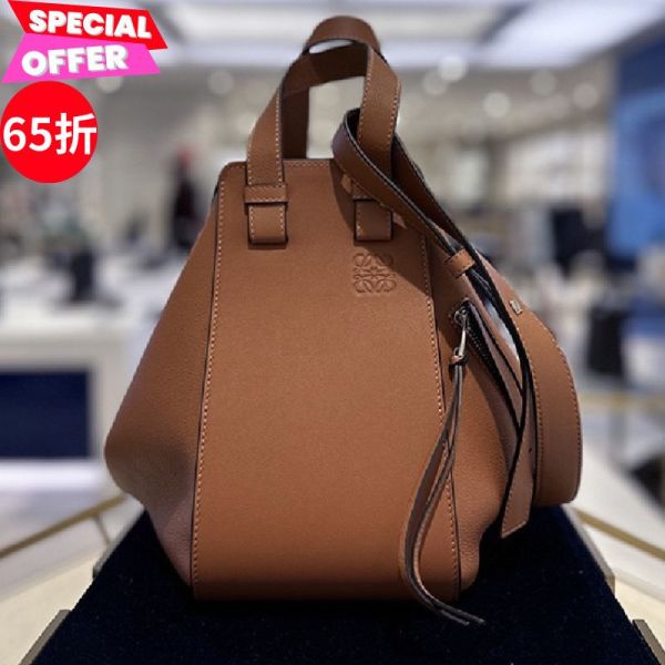 Loewe Hammock 38730S35 經典小牛皮小型吊床包   焦糖色 Loewe Hammock 吊床包,小型吊床包,經典小牛皮包,Loewe多功能包,時尚肩背包