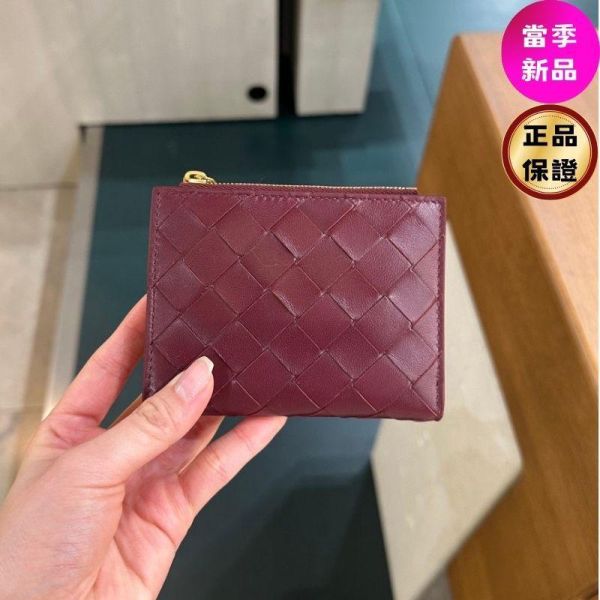 Bottega Veneta Intrecciato 小號雙折拉鍊錢包  Barolo酒紅色 Bottega veneta 小號皮夾, Intrecciato 皮夾, 奶茶色皮夾, BV 錢包, 義大利精品,
BV 小羊皮, BV 拉鍊皮夾