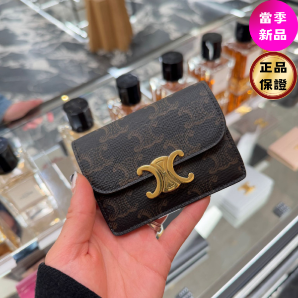 Celine 10I582 Triomphe 凱旋門標誌老花翻蓋卡片套 Celine, Triomphe, 翻蓋卡片套, 塗層帆布, 義大利製造, 時尚配件, 2025夏日單品, 奢華設計, 高端卡片套,