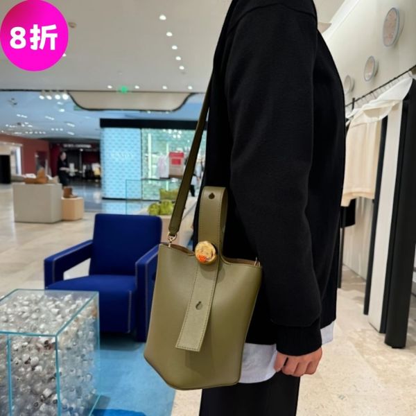 Loewe 柔軟小牛皮迷你 Pebble Bucket 水桶包    橄欖綠色/附長肩帶 Loewe、Flamenco、納帕皮包、小羊皮包、繩結包、精品包款、精品包推薦、中型包款推薦、實用包款推薦、精品包評價、精品包價格、平行輸入、精品平行輸入、100%真品、專櫃真品保證、精品折扣、優惠精品價格、限時優惠、快速配送、台灣精品代購、精品包包哪裡買、精品包專櫃價格