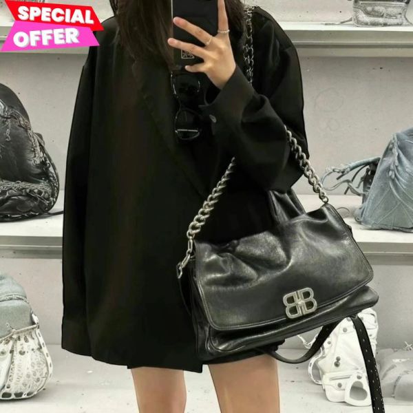 Balenciaga 748488 BB Soft Flap 大型蜜桃小牛皮翻蓋包    黑色/銀鍊 Balenciaga、BB Soft包、小牛皮包、翻蓋包、黑色包包、復古銀扣、平行輸入、精品平行輸入、100%真品、專櫃真品保證、精品折扣、優惠精品價格、限時優惠、快速配送、台灣精品代購