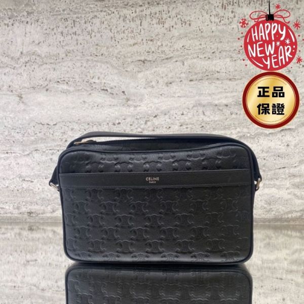 Celine 117003 Triomphe 凱旋門壓花皮革中號信使郵差包    黑色 Celine Triomphe 信使郵差包, 壓花牛皮革包, 中號郵差包, 黑色郵差包, 義大利製高端包款, 銀色飾件信使包, 百搭奢華包, Celine 日常包款