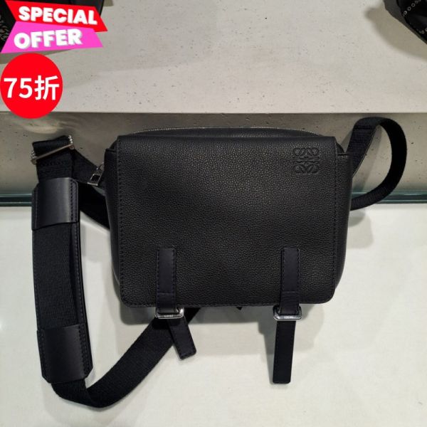 Loewe Military XS 柔軟粒面小牛皮郵差包  黑色 Loewe郵差包, Military XS包, 柔軟粒面小牛皮, 黑色精品郵差包, 葡萄牙製Loewe包, 高端時尚郵差包, Loewe Anagram包, 軍事風格設計包, 都市男性必備