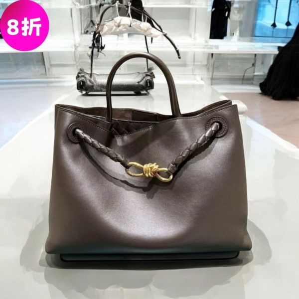 Bottega Veneta 810214  Andiamo 中款絲質小牛皮包    摩卡棕 Bottega Veneta ANDIAMO 中款, 小牛皮絲質包, Intrecciato 皮革內袋, Bottega Veneta 斜背包, 奢華手提包。