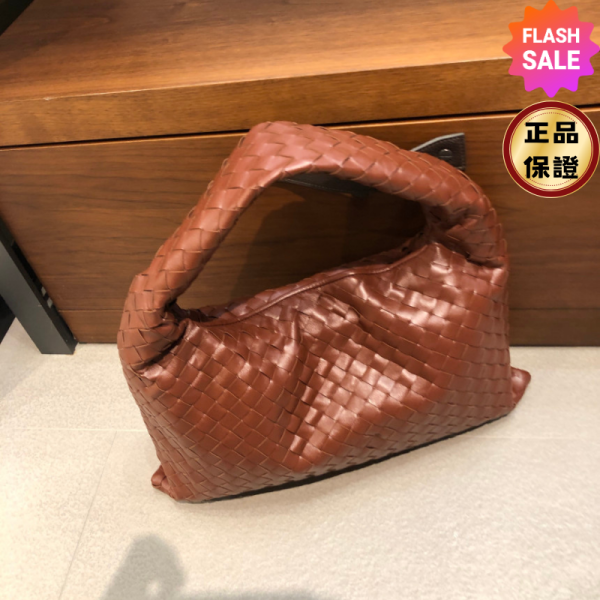 Bottega Veneta 796262 小款皮革 Hop 編織包 紅木色﻿ Bottega Veneta Hop 編織包,Bottega 小款肩背包,Bottega Veneta 黑色編織包,Intrecciato 小牛皮包,精品單肩包推薦,義大利精品皮革包,平行輸入精品,100%真品,限時優惠推薦