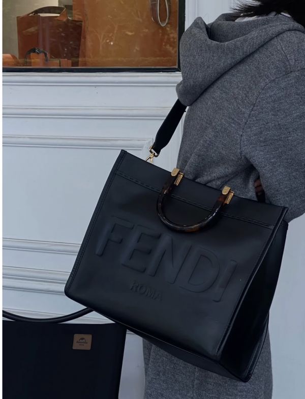 Fendi 8BH386 中款小牛皮 Sunshine 包    黑色/附肩帶 Fendi 8BH386 中款小牛皮 Sunshine 包
黑色/附肩帶