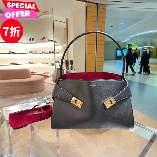 Salvatore Ferragamo 中款雙色 Hug Soft 包   黑色/紅色 Ferragamo肩背包, Hug Soft雙色包, 義大利製高級包袋, 小牛皮經典包款, 石灰色橄欖綠包, 時尚斜背包推薦, Gancini扣環包
