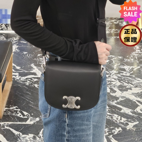 Celine 117883 Triomphe 柔軟牛皮革Besace 翻蓋馬鞍包  黑色 Celine, Besace Triomphe, 牛皮革, 黑色, 義大利製造, 中號手袋, 銀色飾面, 實用設計, 時尚單品, 百搭風格