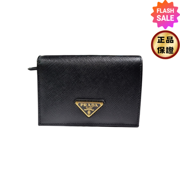 Prada  1MV021 Saffiano 倒三角標翻蓋短夾/錢包     黑色 Prada,Saffiano短夾,黑色錢包,搪瓷金屬標誌,拉鍊零錢隔層,義大利製造,精品平行輸入,100%真品,專櫃真品保證,台灣精品代購