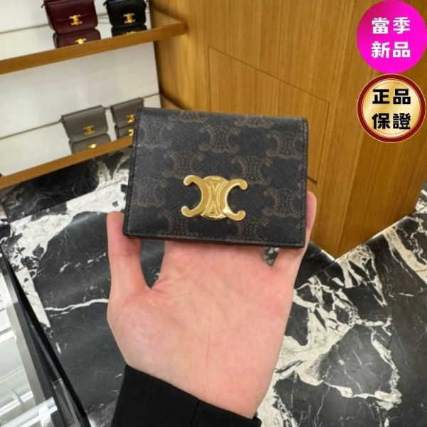 Celine 10P352 Triomphe 凱旋門標誌印花雙摺卡包 Celine 卡包,Celine 雙摺卡包,Celine 標誌印花,精品卡包推薦,Celine 皮革小物