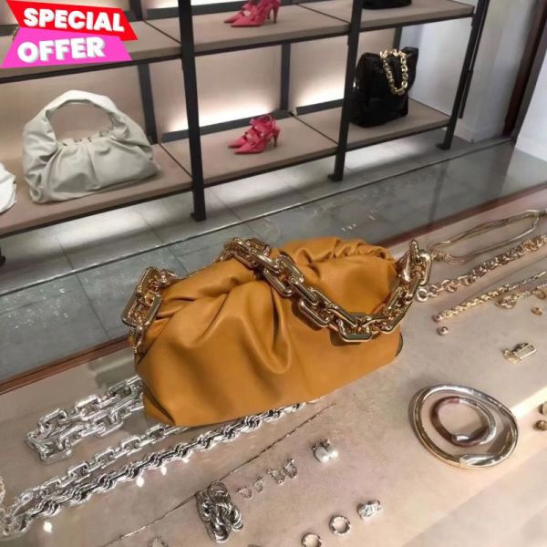 Bottega Veneta 620230 BV Chain 金鍊雲朵包  赭石棕色 Bottega雲朵包金鍊, BV Chain柔軟包, Bottega Veneta肩背包, 小牛皮精品包, 雲朵造型手拿包, 義大利精品推薦, 赭石棕色包款, 精品平行輸入, 100%真品保證, 限時精品優惠