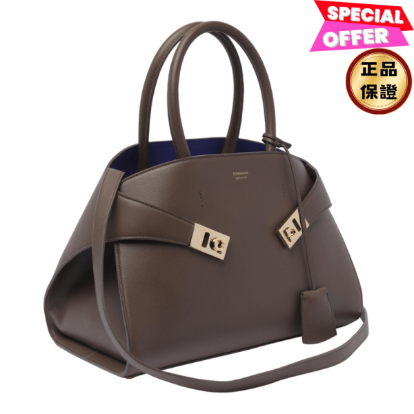 Ferragamo 771867 小款 粒紋小牛皮 Hug 包 陶土棕色 Ferragamo, Hug, 手提袋, 小號, 棕色, 義大利製造, 粒紋牛皮, Gancini扣飾, 實用設計, 時尚單品