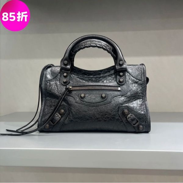 Balenciaga 806395 Le City Mini 小羊皮迷你機車包  黑色 Balenciaga, Le City Mini, 機車包, 小羊皮機車包, 迷你機車包, 黑色機車包, 精品包款推薦, Balenciaga 包款推薦, 迷你包推薦, 機車包評價, 機車包價格, 平行輸入, 精品平行輸入, 100% 真品, 專櫃真品保證, 精品折扣, 優惠精品價格, 限時優惠, 快速配送, 台灣精品代購, 精品包包哪裡買, 精品包專櫃價格