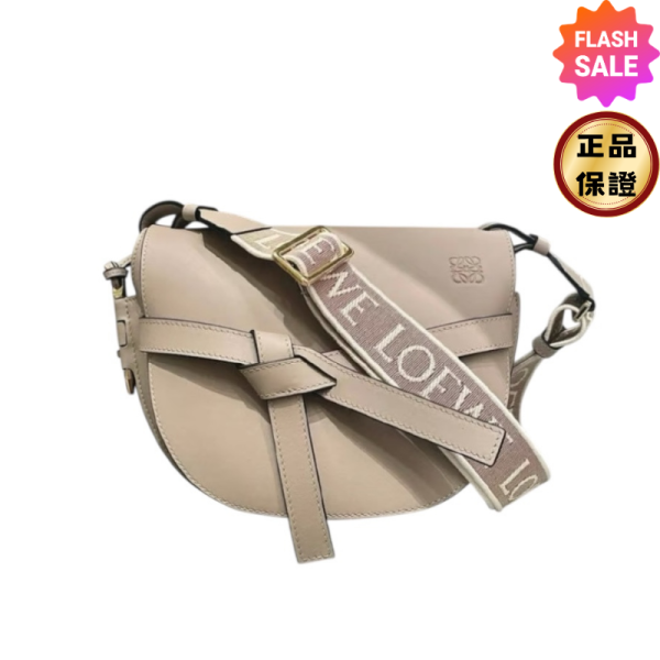 Loewe 柔軟小牛皮緹花小號 Gate 包  沙色 Loewe Gate包, 小牛皮小號包, 沙色肩背包, 緹花設計包, 義大利製精品包, Gate雙層包, 高端精品包, LOEWE經典設計, 馬鞍式飾帶包