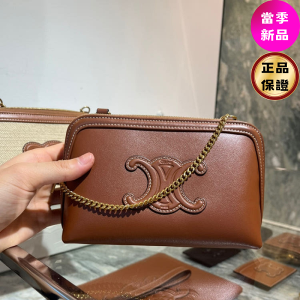 Celine 10E383 Triomphe 凱旋門皮革金鍊相機包  黃褐色 Celine, 小牛皮, Triomphe, 凱旋門相機包, 義大利製造, 2025時尚, Hedi Slimane, 金色鍊條, 高端手袋, 黃褐色設計