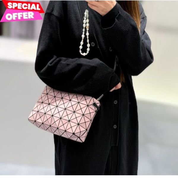 Bao Bao Issey Miyake  Loop Metallic 淺粉色金屬光感豆腐斜背包 Bao Bao Issey Miyake、LOOP METALLIC、銀色斜背包、幾何設計、金屬感包包、日本精品、輕量包款、品牌斜背包推薦、精品平行輸入、100%真品、限量推薦