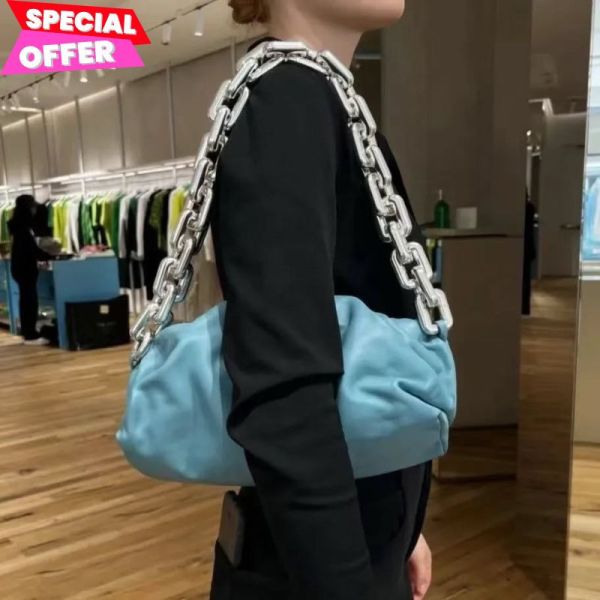 Bottega Veneta 620230 BV Chain 銀鍊雲朵包｜淨藍色 Bottega雲朵包金鍊, BV Chain柔軟包, Bottega Veneta肩背包, 小牛皮精品包, 雲朵造型手拿包, 義大利精品推薦, 藍色包款, 精品平行輸入, 100%真品保證, 限時精品優惠