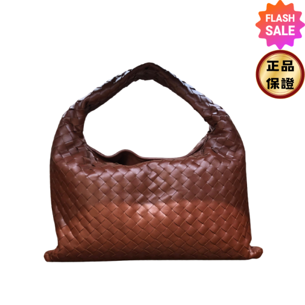 Bottega Veneta 796262 小款皮革 Hop 編織包 紅木色﻿ Bottega Veneta Hop 編織包,Bottega 小款肩背包,Bottega Veneta 黑色編織包,Intrecciato 小牛皮包,精品單肩包推薦,義大利精品皮革包,平行輸入精品,100%真品,限時優惠推薦