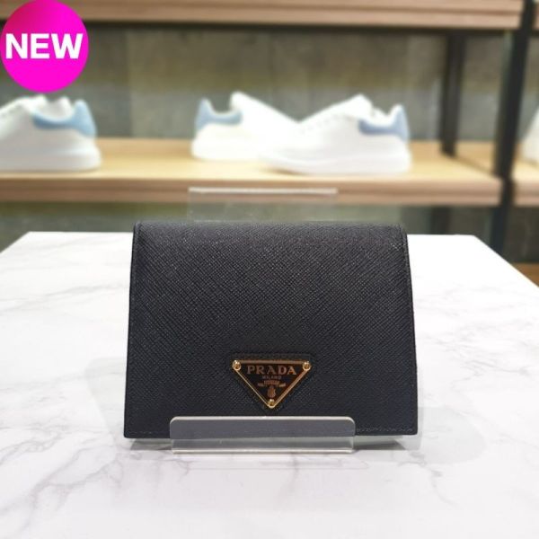 Prada 1MV204 女款經典三角標 Saffiano 牛皮短夾  黑色 Prada Saffiano 牛皮短夾,經典三角標設計,結合精緻工藝與實用收納,展現低調奢華。