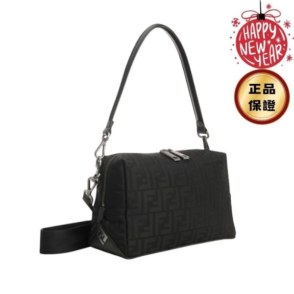 Fendi 7VA672 Lui 中型 FF 尼龍皮革包 黑色 Fendi Lui 中型包款採用 FF 尼龍與小牛皮打造,雙拉鏈開合與可拆式肩背設計,實用收納結構,展現義式都會時尚。