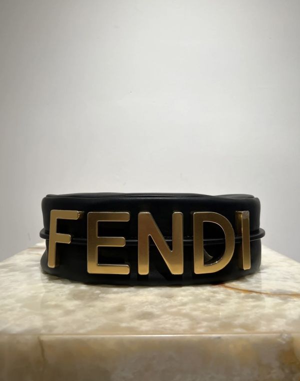 Fendi 8BR798 小款 Fendigraphy 小牛皮彎月包  黑色 Fendi 8BR798 小款 Fendigraphy 小牛皮彎月包

黑色