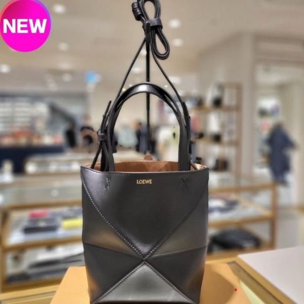 Loewe 迷你亮面小牛皮 Puzzle Fold 折疊托特包    黑色 Loewe迷你Puzzle包, Puzzle Fold折疊托特包, 黑色亮面小牛皮, 高端輕便包款, 西班牙製精品包, Anagram金箔壓紋包, 旅行實用肩背包, 幾何設計時尚包