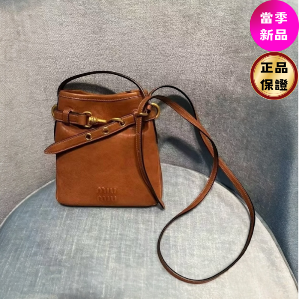 Miu Miu 5NR461 小款納帕軟皮Aventure水桶包  橡木色 沉浸復古優雅,Miu Miu Nappa手拿包以羔羊皮,展現輕巧時尚風采