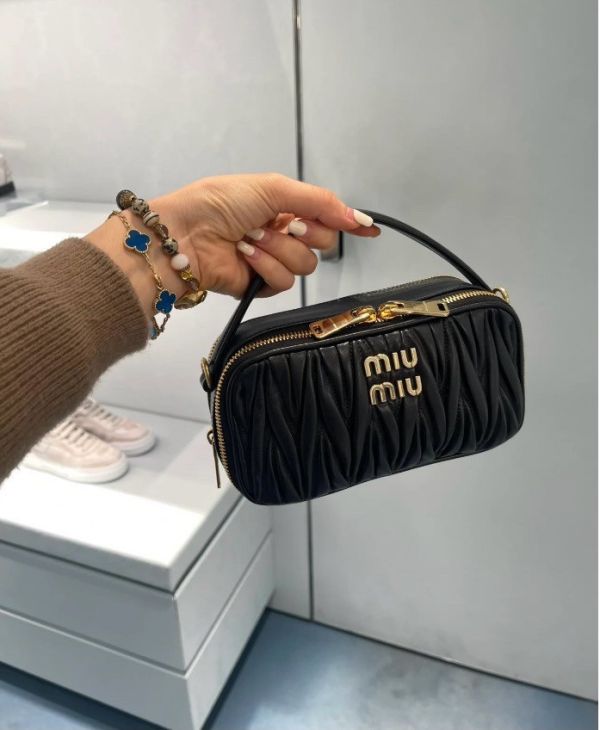 Miu Miu 5BH229 Matelasse 納帕軟皮皺摺相機包    黑色 Miu Miu 5BH229 Matelasse 納帕軟皮皺摺相機包